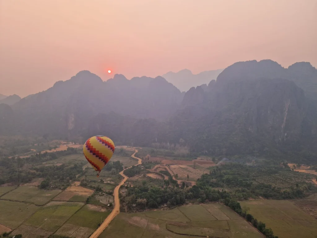 sunset vang vieng hot air balloon