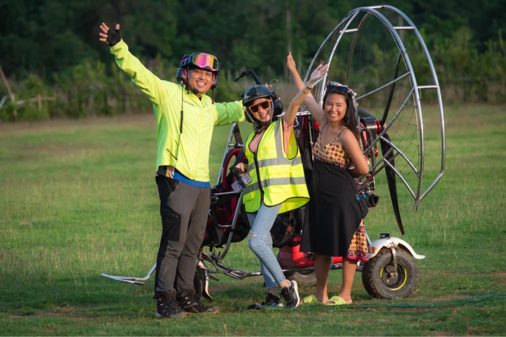 Pilot King, Ms.Ning, Lanoy on vang vieng paramotor field Pilot King, Ms.Ning, Lanoy on vang vieng paramotor field